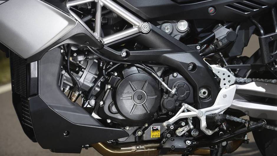 Seu motor &eacute; um V-Twin a 90&ordm; de 128 cv de pot&ecirc;ncia a 8.500 rpm, capaz de gerar um torque m&aacute;ximo de 11,73 kgf.m a 5.600 rpm | <a href="%20https://beta-develop.quatrorodas.abril.com.br/moto/noticias/conheca-aprilia-caponord-1200-2013-736522.shtml" rel="migration">Leia mais</a>