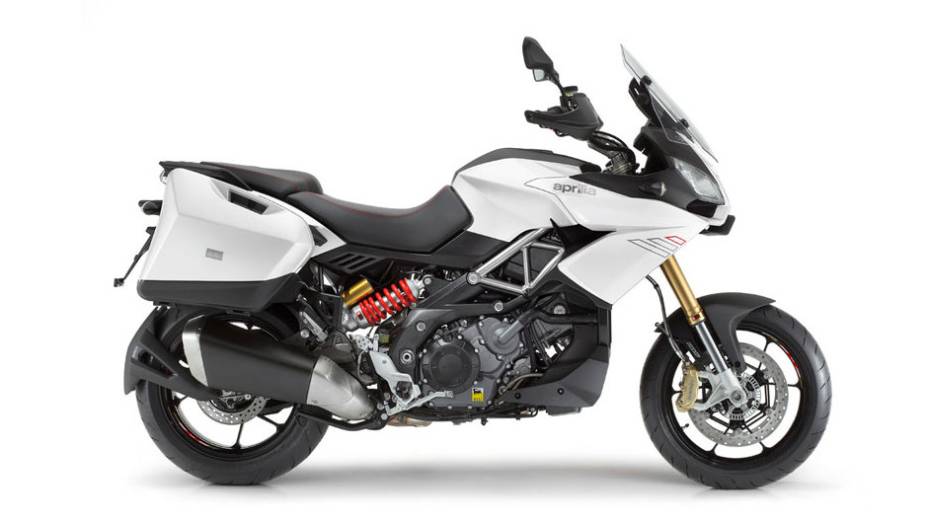 Aprilia Caponord 1200 2013 está disponível nas cores vermelha, cinza e branca | <a href="https://beta-develop.quatrorodas.abril.com.br/moto/noticias/conheca-aprilia-caponord-1200-2013-736522.shtml" rel="migration">Leia mais</a>