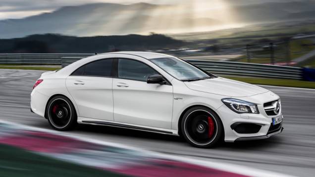 A velocidade máxima atingida é de 250 km/h | <a href="https://beta-develop.quatrorodas.abril.com.br/saloes/new-york/2013/mercedes-benz-cla-45-amg-736996.shtml" rel="migration">Leia mais</a> A velocidade máxima atingida é de 250 km/h | <a href="https://beta-develop.quatrorodas.abril.com.br/saloes/new-york/2013/mercedes-benz-cla-45-amg-736996.shtml" rel="migration">Leia mais</a>