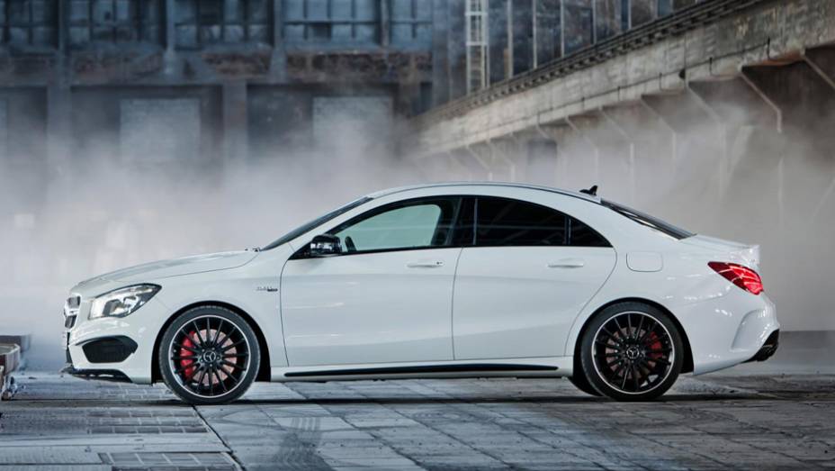 Além disso, é utilizada a transmissão de dupla embreagem SPEEDSHIFT DCT 7 | <a href="https://beta-develop.quatrorodas.abril.com.br/saloes/new-york/2013/mercedes-benz-cla-45-amg-736996.shtml" rel="migration">Leia mais</a>