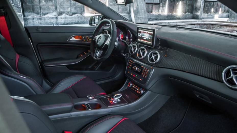Com chegada às concessionárias programada para os próximos meses, o modelo partirá de US$ 47.450. No Velho Continente, o CLA 45 AMG terá preço inicial equivalente a US$ 71.981 | <a href="%20https://beta-develop.quatrorodas.abril.com.br/saloes/new-york/2013/mercedes-benz-" rel="migration"></a>