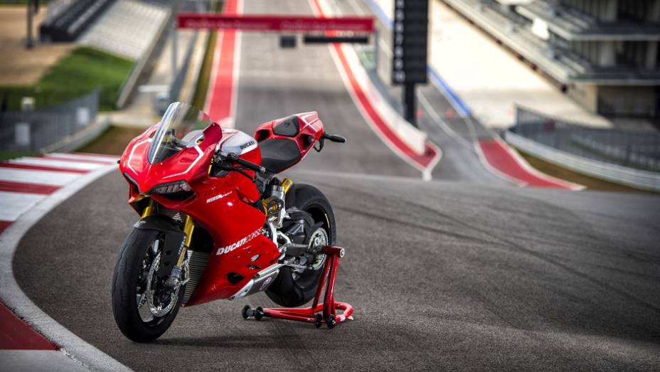 Superbike da marca italiana foi apresentada no Circuito das Américas | <a href="https://beta-develop.quatrorodas.abril.com.br/moto/noticias/ducati-lanca-1199-panigale-r-2013-austin-736714.shtml" rel="migration">Leia mais</a>