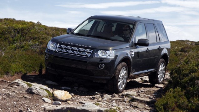 Por fora, far&oacute;is e lanternas ganharam LEDs | <a href="https://beta-develop.quatrorodas.abril.com.br/noticias/fabricantes/land-rover-freelander-2013-traz-mudancas-736738.shtml" rel="migration">Leia mais</a>