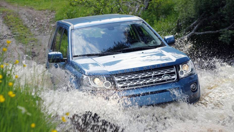 O visual pode até ter ficado mais refinado, mas ele continua sendo um Land Rover, com valentia de sobra para atravessar rios | <a href="https://beta-develop.quatrorodas.abril.com.br/noticias/fabricantes/land-rover-freelander-2013-traz-mudancas-736738.shtml" rel="migration"></a>