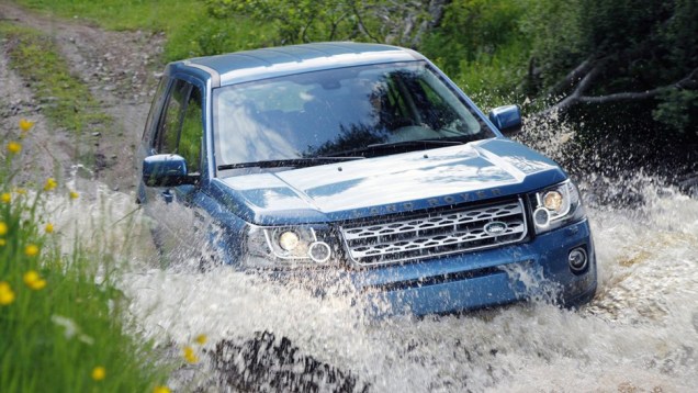 O visual pode at&eacute; ter ficado mais refinado, mas ele continua sendo um Land Rover, com valentia de sobra para atravessar rios | <a href="https://beta-develop.quatrorodas.abril.com.br/noticias/fabricantes/land-rover-freelander-2013-traz-mudancas-736738.shtml" rel="migration"></a>