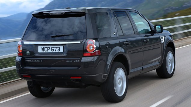 Nova disposi&ccedil;&atilde;o de luzes nas lanternas &eacute; a principal mudan&ccedil;a na parte traseira | <a href="https://beta-develop.quatrorodas.abril.com.br/noticias/fabricantes/land-rover-freelander-2013-traz-mudancas-736738.shtml" rel="migration">Leia mais</a>