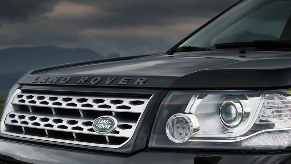 Desenho da parte interna dos faróis parece ter sido inspirado no Range Rover Vogue | <a href="https://beta-develop.quatrorodas.abril.com.br/noticias/fabricantes/land-rover-freelander-2013-traz-mudancas-736738.shtml" rel="migration">Leia mais</a>