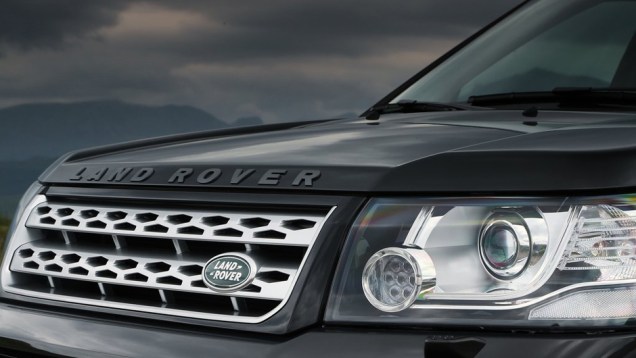 Desenho da parte interna dos far&oacute;is parece ter sido inspirado no Range Rover Vogue | <a href="https://beta-develop.quatrorodas.abril.com.br/noticias/fabricantes/land-rover-freelander-2013-traz-mudancas-736738.shtml" rel="migration">Leia mais</a>
