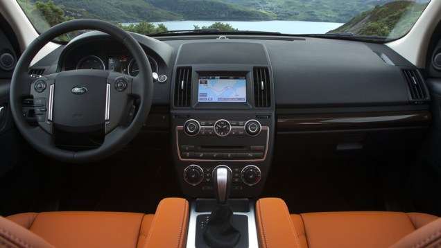 A cabine traz uma tela touchscreen multim&iacute;dia no centro do painel | <a href="https://beta-develop.quatrorodas.abril.com.br/noticias/fabricantes/land-rover-freelander-2013-traz-mudancas-736738.shtml" rel="migration">Leia mais</a>
