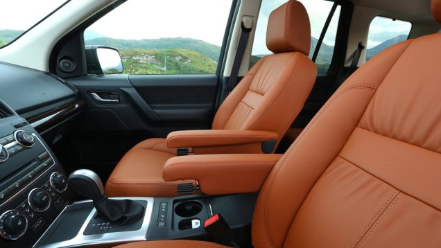 Com novas op&ccedil;&otilde;es de revestimento de couro, o acabamento mant&eacute;m o padr&atilde;o elevado de qualidade Land Rover | <a href="https://beta-develop.quatrorodas.abril.com.br/noticias/fabricantes/land-rover-freelander-2013-traz-mudancas-736738.shtml" rel="migration">Leia mais</a>