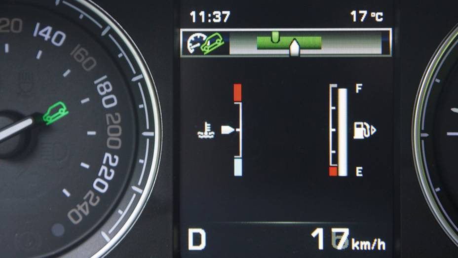 A tela entre os mostradores mostra dados como o nível de combustível e até o modo selecionado no sistema Terrain Response | <a href="https://beta-develop.quatrorodas.abril.com.br/noticias/fabricantes/land-rover-freelander-2013-traz-mudancas-736738.shtml" rel="migration">Leia mais</a>