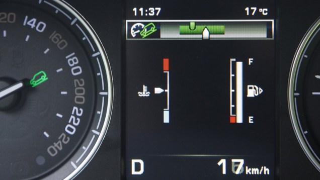 A tela entre os mostradores mostra dados como o nível de combustível e até o modo selecionado no sistema Terrain Response | <a href="https://beta-develop.quatrorodas.abril.com.br/noticias/fabricantes/land-rover-freelander-2013-traz-mudancas-736738.shtml" rel="migration">Leia mais</a> A tela entre os mostradores mostra dados como o nível de combustível e até o modo selecionado no sistema Terrain Response | <a href="https://beta-develop.quatrorodas.abril.com.br/noticias/fabricantes/land-rover-freelander-2013-traz-mudancas-736738.shtml" rel="migration">Leia mais</a>