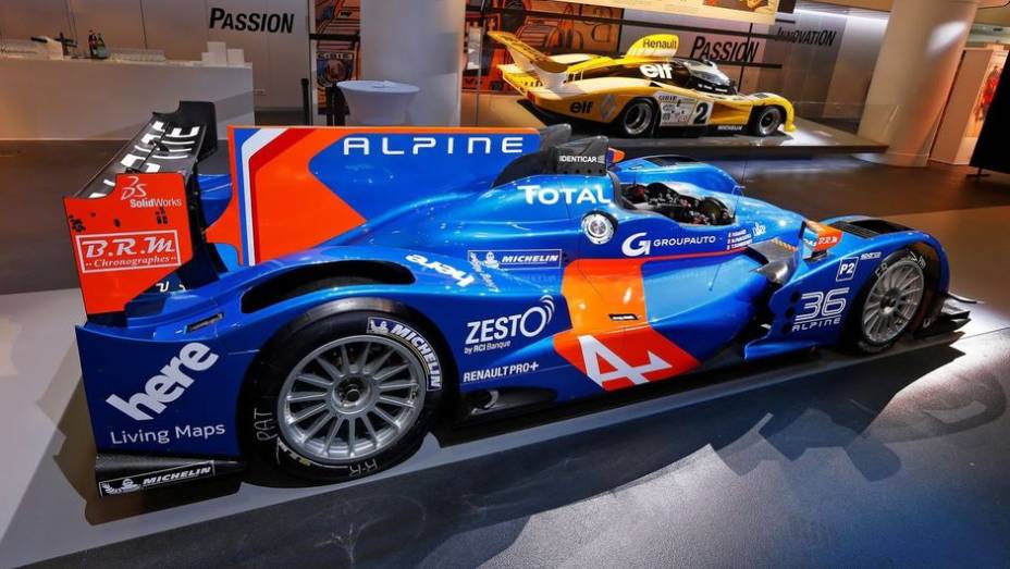 Ele &eacute; equipado com motor V8 da Nissan, que entrega 500 cavalos de pot&ecirc;ncia. A transmiss&atilde;o &eacute; sequencial (X-Trac) de seis velocidades | <a href="%20https://beta-develop.quatrorodas.abril.com.br/noticias/fabricantes/alpine-revela-no36-736828.shtml" rel="migration">Leia mais</a>