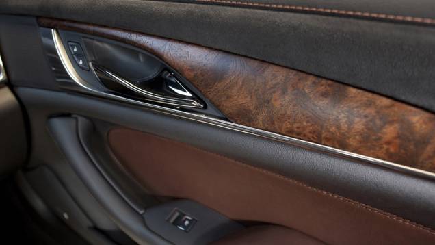 O revestimento interno é de couro, com acabamento em madeira e maçanetas cromadas | <a href="%20https://beta-develop.quatrorodas.abril.com.br/saloes/new-york/2013//cadillac-cts-736986.shtml" rel="migration">Leia mais</a> O revestimento interno é de couro, com acabamento em madeira e maçanetas cromadas | <a href="%20https://beta-develop.quatrorodas.abril.com.br/saloes/new-york/2013//cadillac-cts-736986.shtml" rel="migration">Leia mais</a>