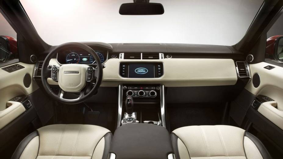 Por dentro, a qualidade de acabamento do SUV tamb&eacute;m foi aperfei&ccedil;oada. O volante teve seu tamanho reduzido, por exemplo | <a href="%20https://beta-develop.quatrorodas.abril.com.br/saloes/new-york/2013/land-rover-range-rover-sport-737167.shtml" rel="migration">Leia mais</a>