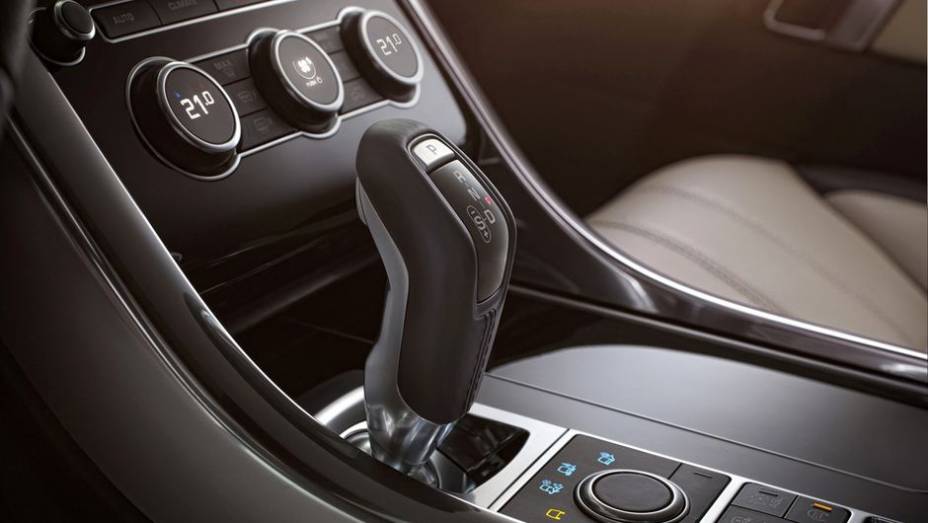 A transmiss&atilde;o &eacute; autom&aacute;tica, de oito marchas | <a href="https://beta-develop.quatrorodas.abril.com.br/saloes/new-york/2013/land-rover-range-rover-sport-737167.shtml" rel="migration">Leia mais</a>