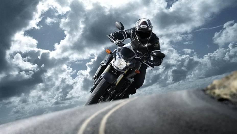 Chegou a vez da Suzuki GSR 750 se vestir completamente de preto para o mercado italiano | <a href="https://beta-develop.quatrorodas.abril.com.br/moto/noticias/suzuki-gsr-750-black-mat-limited-edition-737271.shtml" rel="migration">Leia mais</a>