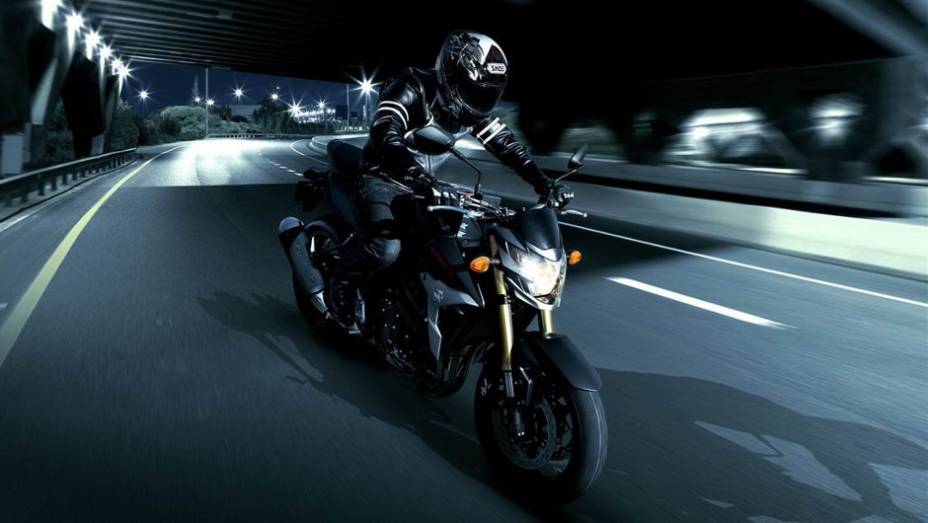 A tetracilíndrica GSR 750 Black Mat Limited Edition ganhou novos grafismos e ficou ainda mais agressiva | <a href="%20https://beta-develop.quatrorodas.abril.com.br/moto/noticias/suzuki-gsr-750-black-mat-limited-edition-737271.shtml" rel="migration">Leia mais</a>