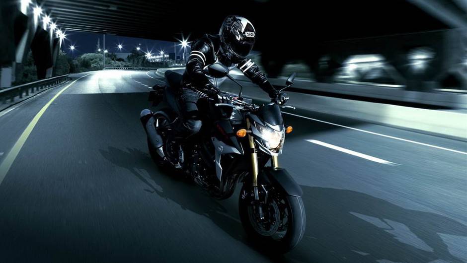 A tetracil&iacute;ndrica GSR 750 Black Mat Limited Edition ganhou novos grafismos e ficou ainda mais agressiva | <a href="%20https://beta-develop.quatrorodas.abril.com.br/moto/noticias/suzuki-gsr-750-black-mat-limited-edition-737271.shtml" rel="migration">Leia mais</a>