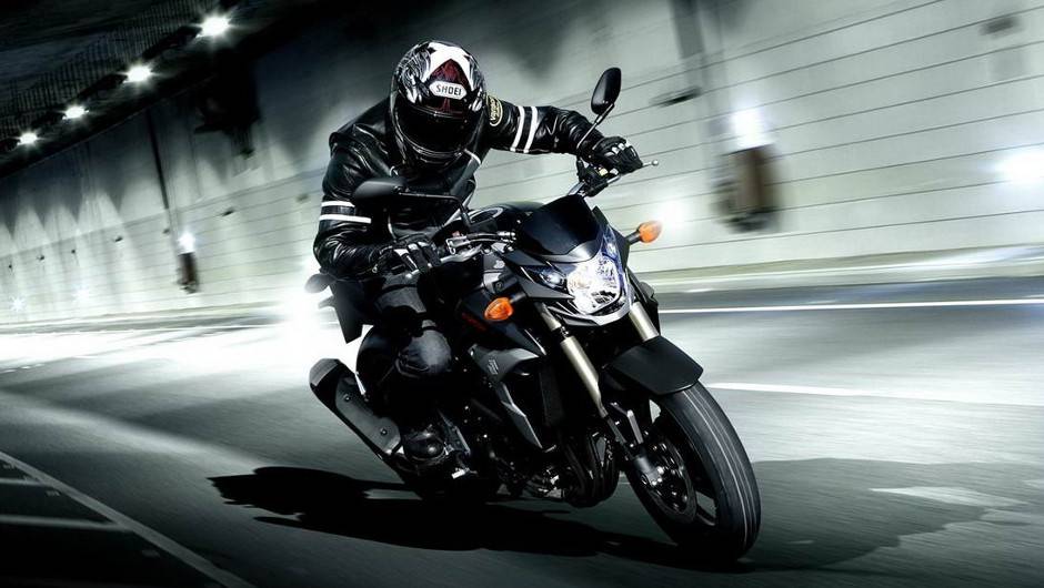 A motocicleta estar&aacute; dispon&iacute;vel nas concession&aacute;rias italianas da Suzuki a partir de abril, por 8.050 euros, na vers&atilde;o standard | <a href="%20https://beta-develop.quatrorodas.abril.com.br/moto/noticias/suzuki-gsr-750-black-mat-limited-edition-737271.shtml" rel="migration">Leia mais</a>