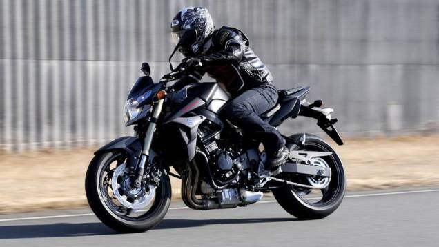 Versão com freios ABS custará 8.650 euros | <a href="https://beta-develop.quatrorodas.abril.com.br/moto/noticias/suzuki-gsr-750-black-mat-limited-edition-737271.shtml" rel="migration">Leia mais</a> Versão com freios ABS custará 8.650 euros | <a href="https://beta-develop.quatrorodas.abril.com.br/moto/noticias/suzuki-gsr-750-black-mat-limited-edition-737271.shtml" rel="migration">Leia mais</a>
