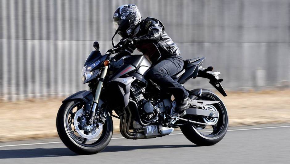 Vers&atilde;o com freios ABS custar&aacute; 8.650 euros | <a href="https://beta-develop.quatrorodas.abril.com.br/moto/noticias/suzuki-gsr-750-black-mat-limited-edition-737271.shtml" rel="migration">Leia mais</a>
