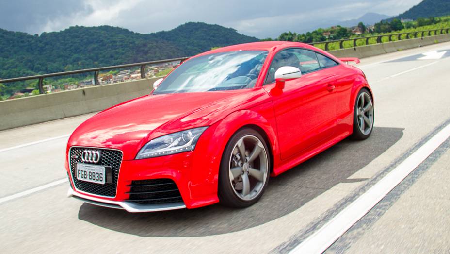 Embora não seja um lançamento, é difícil ver um TT RS pelas ruas... | <a href="https://beta-develop.quatrorodas.abril.com.br/carros/lancamentos/audi-tt-rs-737239.shtml" rel="migration">Leia mais</a>