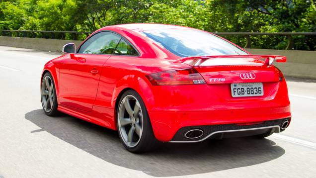 O esportivo é vendido no Brasil nas versões Coupé e Roadster | <a href="https://beta-develop.quatrorodas.abril.com.br/carros/lancamentos/audi-tt-rs-737239.shtml" rel="migration">Leia mais</a> O esportivo é vendido no Brasil nas versões Coupé e Roadster | <a href="https://beta-develop.quatrorodas.abril.com.br/carros/lancamentos/audi-tt-rs-737239.shtml" rel="migration">Leia mais</a>
