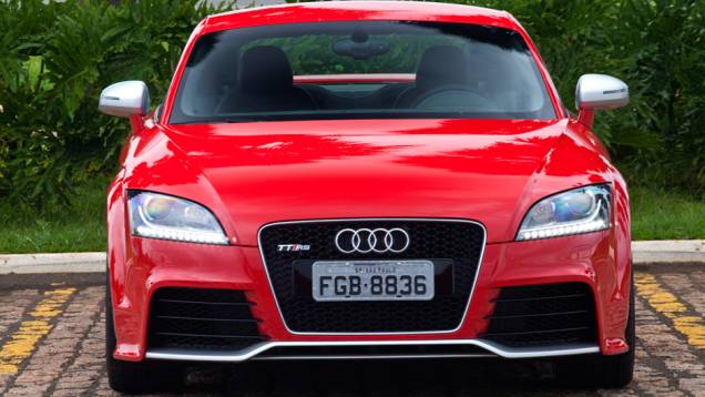 Os para-choques com entradas de ar maiores o diferenciam do TT | <a href="https://beta-develop.quatrorodas.abril.com.br/carros/lancamentos/audi-tt-rs-737239.shtml" rel="migration">Leia mais</a> Os para-choques com entradas de ar maiores o diferenciam do TT | <a href="https://beta-develop.quatrorodas.abril.com.br/carros/lancamentos/audi-tt-rs-737239.shtml" rel="migration">Leia mais</a>