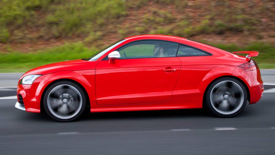 Em 2013, o TT completa 15 anos de vida, e ainda continua atual | <a href="https://beta-develop.quatrorodas.abril.com.br/carros/lancamentos/audi-tt-rs-737239.shtml" rel="migration">Leia mais</a>