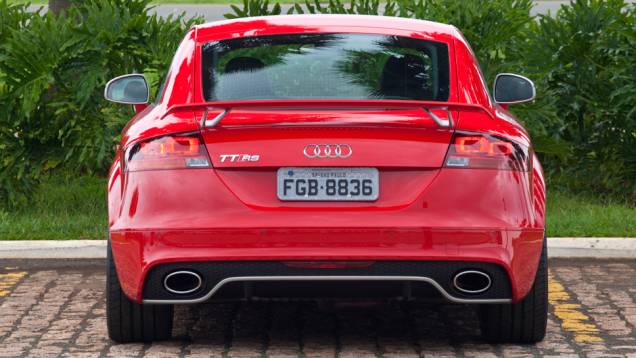 Das duas ponteiras ovaladas saem um ronco encorpado, que fica mais alto ainda no modo Sport | <a href="https://beta-develop.quatrorodas.abril.com.br/carros/lancamentos/audi-tt-rs-737239.shtml" rel="migration">Leia mais</a> Das duas ponteiras ovaladas saem um ronco encorpado, que fica mais alto ainda no modo Sport | <a href="https://beta-develop.quatrorodas.abril.com.br/carros/lancamentos/audi-tt-rs-737239.shtml" rel="migration">Leia mais</a>