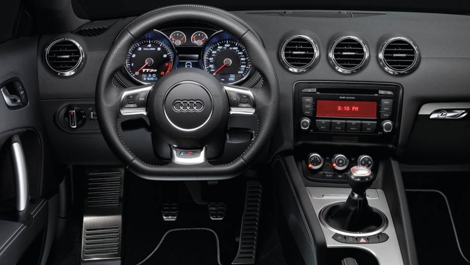 De tão aconchegante, o interior parece ter sido feito sob medida para o motorista, que dirige em posição bastante esportiva | <a href="https://beta-develop.quatrorodas.abril.com.br/carros/lancamentos/audi-tt-rs-737239.shtml" rel="migration">Leia mais</a>