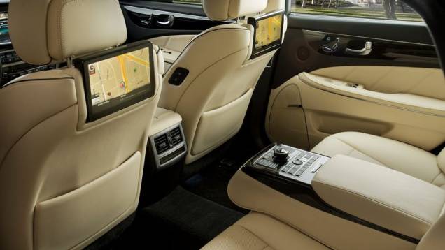 Na traseira, há duas telas de 9,2 polegadas de alta definição | <a href="https://beta-develop.quatrorodas.abril.com.br/saloes/new-york/2013/hyundai-equus-737279.shtml" rel="migration">Leia mais</a> Na traseira, há duas telas de 9,2 polegadas de alta definição | <a href="https://beta-develop.quatrorodas.abril.com.br/saloes/new-york/2013/hyundai-equus-737279.shtml" rel="migration">Leia mais</a>