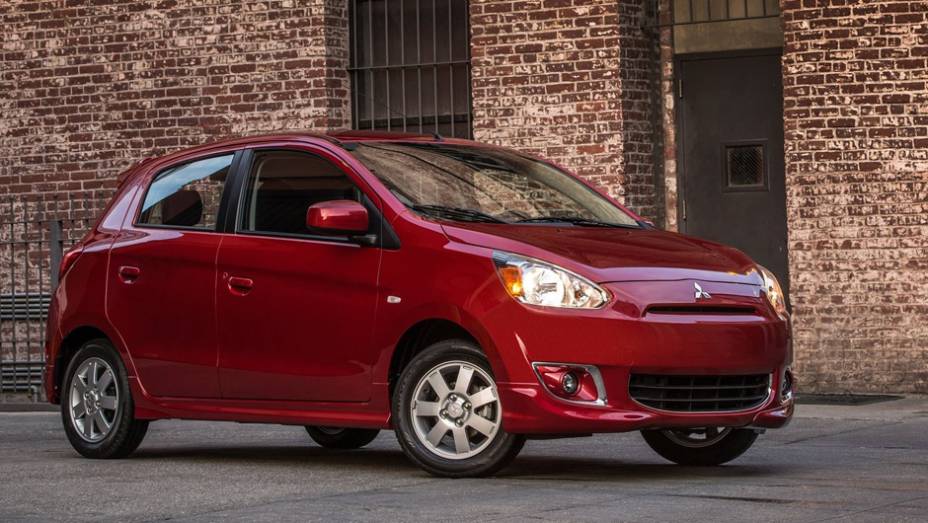 A Mitsubishi revela a versão norte-americana do hatch compacto Mirage (modelo 2014) durante o Salão de Nova Iorque | <a href="%20https://beta-develop.quatrorodas.abril.com.br/saloes/new-york/2013/mitsubishi-mirage-737029.shtml" rel="migration">Leia mais</a>