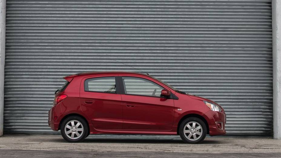 De acordo com a montadora, o novo Mirage alcan&ccedil;a a marca de 17 km/l na m&eacute;dia (15,7 km/l na cidade e 18,7 km/l na estrada) | <a href="%20https://beta-develop.quatrorodas.abril.com.br/saloes/new-york/2013/mitsubishi-mirage-737029.shtml" rel="migration">Leia mais</a>