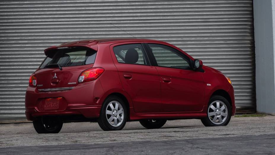 O desempenho &eacute; obtido por meio do pequeno motor 1.2 de tr&ecirc;s cilindros que equipa o modelo | <a href="%20https://beta-develop.quatrorodas.abril.com.br/saloes/new-york/2013/mitsubishi-mirage-737029.shtml" rel="migration">Leia mais</a>