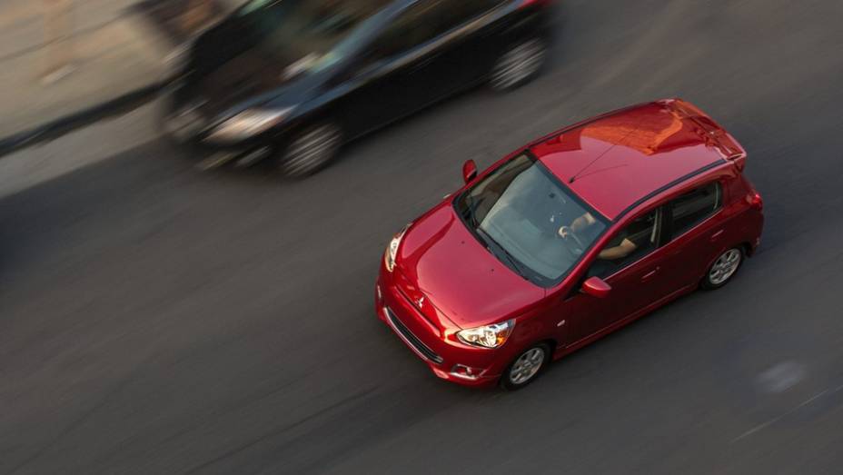 De s&eacute;rie, a transmiss&atilde;o &eacute; manual, de cinco marchas, tendo como opcional o c&acirc;mbio CVT | <a href="%20https://beta-develop.quatrorodas.abril.com.br/saloes/new-york/2013/mitsubishi-mirage-737029.shtml" rel="migration">Leia mais</a>