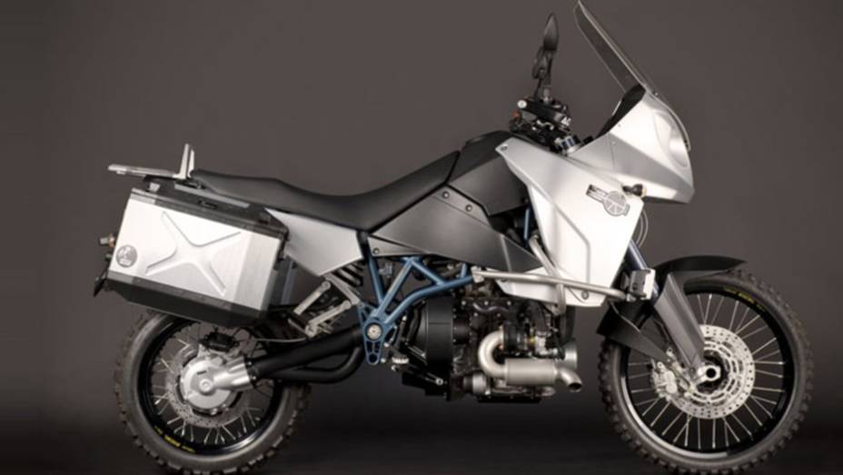 Motocicleta, que conta com transmiss&atilde;o autom&aacute;tica CVT, j&aacute; pode ser comprada por 19.500 euros | <a href="%20https://beta-develop.quatrorodas.abril.com.br/moto/noticias/conheca-track-diesel-t-800-cdi-2013-737565.shtml" rel="migration">Leia mais</a>