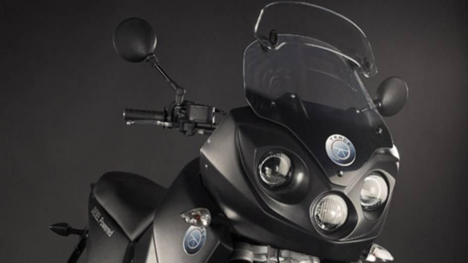Detalhe da frente da Track Diesel T-800 CDI 2013 | <a href="https://beta-develop.quatrorodas.abril.com.br/moto/noticias/conheca-track-diesel-t-800-cdi-2013-737565.shtml" rel="migration">Leia mais</a>