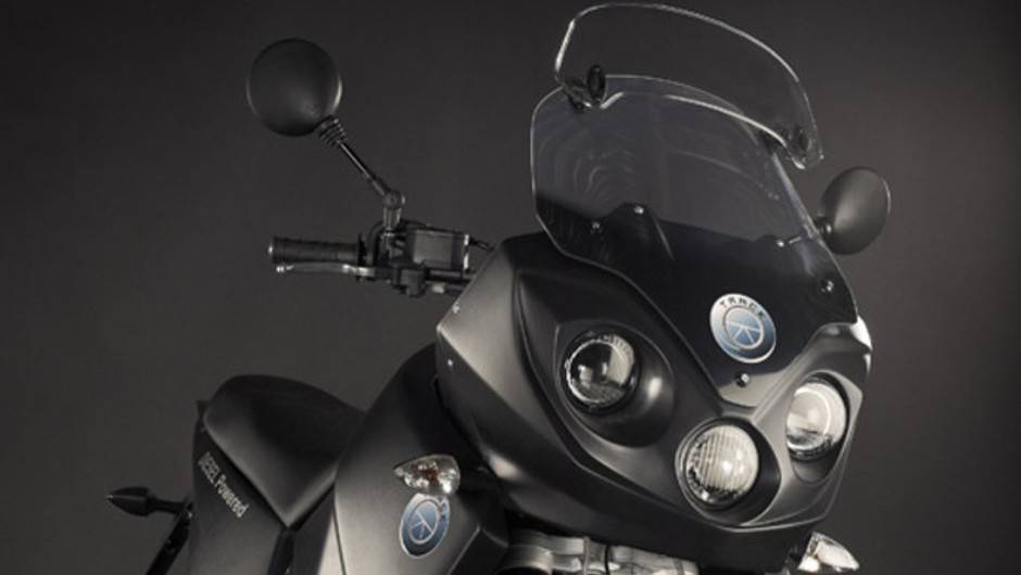 Detalhe da frente da Track Diesel T-800 CDI 2013 | <a href="https://beta-develop.quatrorodas.abril.com.br/moto/noticias/conheca-track-diesel-t-800-cdi-2013-737565.shtml" rel="migration">Leia mais</a>