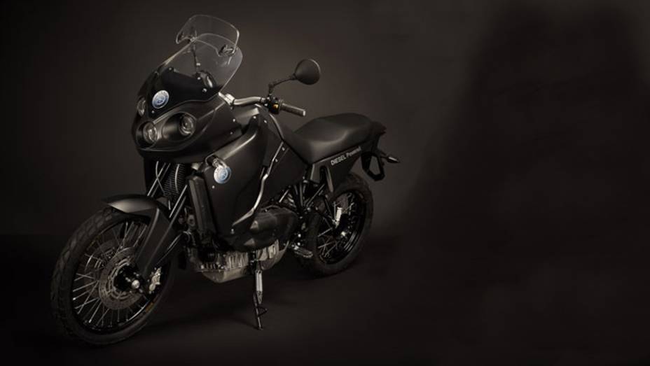 Com transmiss&atilde;o via eixo card&atilde;, a Track Diesel T-800 CDI atinge a velocidade m&aacute;xima de 155 km/h | <a href="%20https://beta-develop.quatrorodas.abril.com.br/moto/noticias/conheca-track-diesel-t-800-cdi-2013-737565.shtml" rel="migration">Leia mais</a>