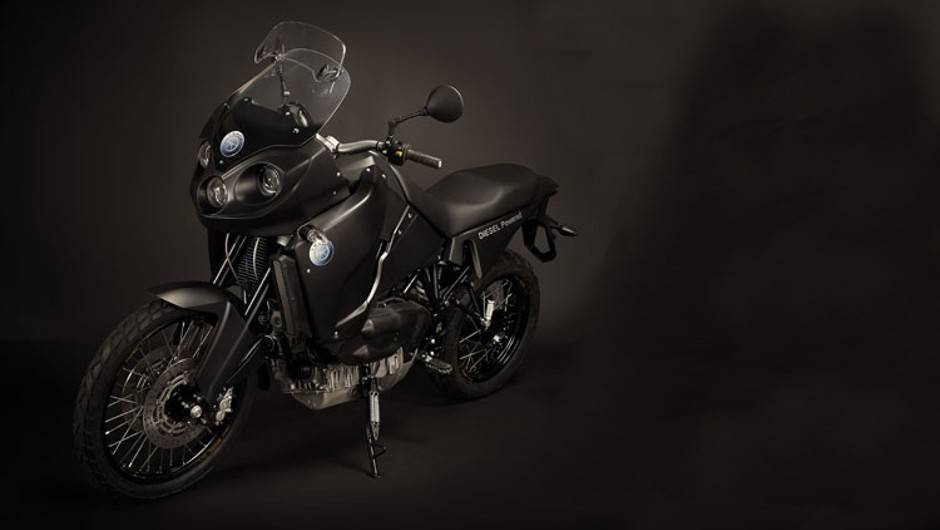 Com transmiss&atilde;o via eixo card&atilde;, a Track Diesel T-800 CDI atinge a velocidade m&aacute;xima de 155 km/h | <a href="%20https://beta-develop.quatrorodas.abril.com.br/moto/noticias/conheca-track-diesel-t-800-cdi-2013-737565.shtml" rel="migration">Leia mais</a>