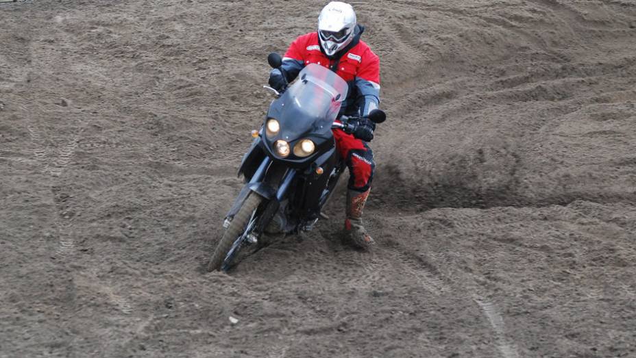 Segndo a fabricante, sua pot&ecirc;ncia m&aacute;xima &eacute; de 50 cavalos a 4.200 rpm e o torque de 10,2 kgf.m a 1.800 | <a href="%20https://beta-develop.quatrorodas.abril.com.br/moto/noticias/conheca-track-diesel-t-800-cdi-2013-737565.shtml" rel="migration">Leia mais</a>