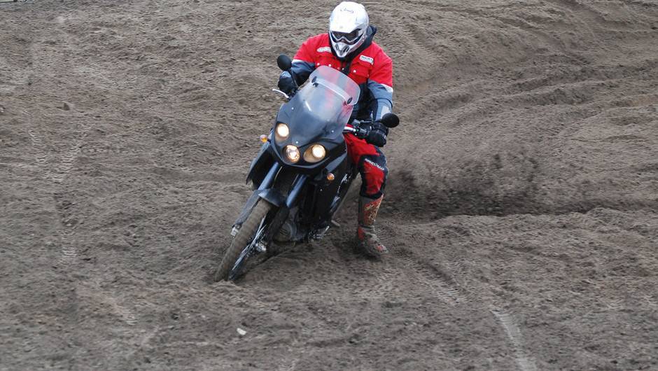 Segndo a fabricante, sua pot&ecirc;ncia m&aacute;xima &eacute; de 50 cavalos a 4.200 rpm e o torque de 10,2 kgf.m a 1.800 | <a href="%20https://beta-develop.quatrorodas.abril.com.br/moto/noticias/conheca-track-diesel-t-800-cdi-2013-737565.shtml" rel="migration">Leia mais</a>
