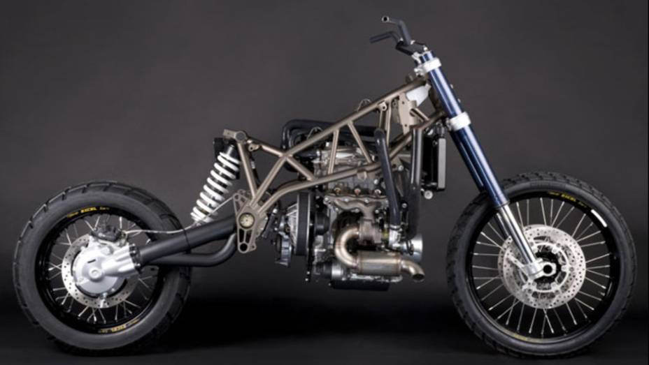 A motocicleta conta com freios a disco da Brembo nas rodas dianteira e traseira, garfo invertido da WP e chassi tubular em cromo-molibd&ecirc;nio | <a href="%20https://beta-develop.quatrorodas.abril.com.br/moto/noticias/conheca-track-diesel-t-800-cdi-2013-737565.shtml" rel="migration">Leia ma</a>