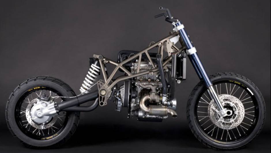 A motocicleta conta com freios a disco da Brembo nas rodas dianteira e traseira, garfo invertido da WP e chassi tubular em cromo-molibd&ecirc;nio | <a href="%20https://beta-develop.quatrorodas.abril.com.br/moto/noticias/conheca-track-diesel-t-800-cdi-2013-737565.shtml" rel="migration">Leia ma</a>
