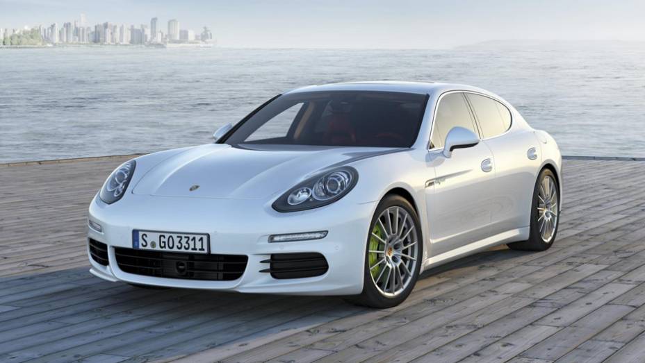 Foram poucas mudanças feitas pela Porsche, suficientes para deixá-lo com visual mais moderno | <a href="%20https://beta-develop.quatrorodas.abril.com.br/saloes/xangai/2013/porsche-panamera-738686.shtml" rel="migration">Leia mais</a>