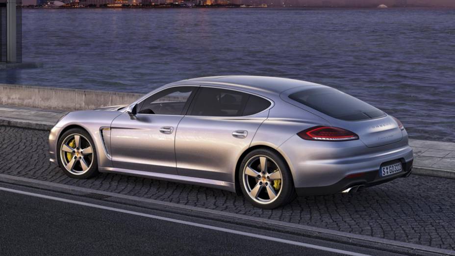 Leves modificações foram feitas na parte traseira... | <a href="https://beta-develop.quatrorodas.abril.com.br/saloes/xangai/2013/porsche-panamera-738686.shtml" rel="migration">Leia mais</a>