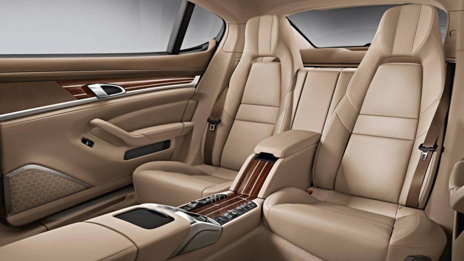 Na vers&atilde;o Executive, quem viaja atr&aacute;s ganhou mais espa&ccedil;o para as pernas | <a href="https://beta-develop.quatrorodas.abril.com.br/saloes/xangai/2013/porsche-panamera-738686.shtml" rel="migration">Leia mais</a>