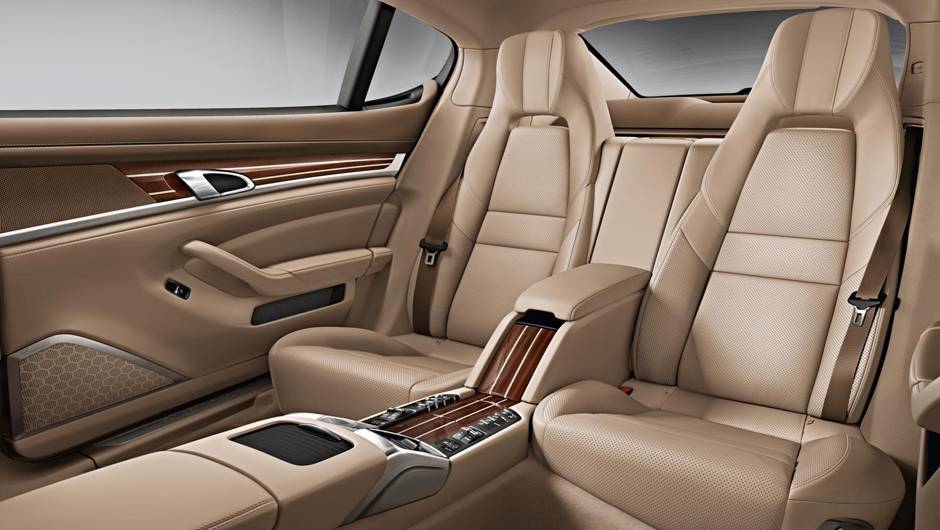 Na versão Executive, quem viaja atrás ganhou mais espaço para as pernas | <a href="https://beta-develop.quatrorodas.abril.com.br/saloes/xangai/2013/porsche-panamera-738686.shtml" rel="migration">Leia mais</a> Na versão Executive, quem viaja atrás ganhou mais espaço para as pernas | <a href="https://beta-develop.quatrorodas.abril.com.br/saloes/xangai/2013/porsche-panamera-738686.shtml" rel="migration">Leia mais</a>